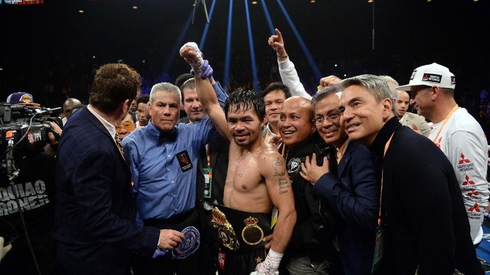 Di usianya yang sudah 40 tahun, Manny Pacquiao masih bisa mempertahankan sabuk juara dunia. Dia menang angka mutlak dari petinju Amerika Serikat, Adrien Broner.