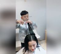 Hairstylist Paling Imut, Usia 6 Tahun Sudah Jago Potong Rambut