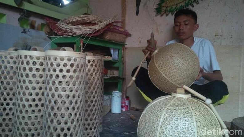 Jelang Imlek, Pesanan Lampion Bambu di Banyuwangi Meningkat