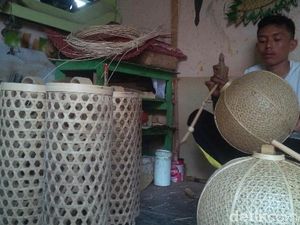 Jelang Imlek, Pesanan Lampion Bambu di Banyuwangi Meningkat