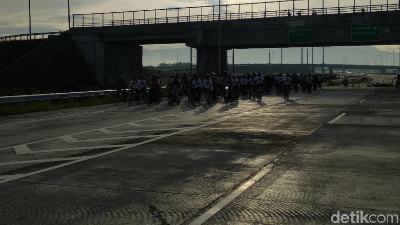 Kok Ada Ratusan Biker Gowes di Tol Paspro? Ini Penjelasannya Kok Ada Ratusan Biker Gowes di Tol Paspro? Ini Penjelasannya