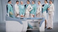 Seragam Korean Air dibuat oleh desainer Italia, Gianfranco Ferré. Para wanita juga mengenakan jepit rambut yang dimaksudkan untuk mewakili binyeo, aksesori rambut tradisional Korea. Istimewa/says.com.