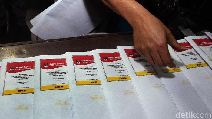 KPU dan Bawaslu meninjau langsung produksi cetak surat suara. Proses percetakan itu akan berlangsung mulai hari ini hingga tiga bulan ke depan.
