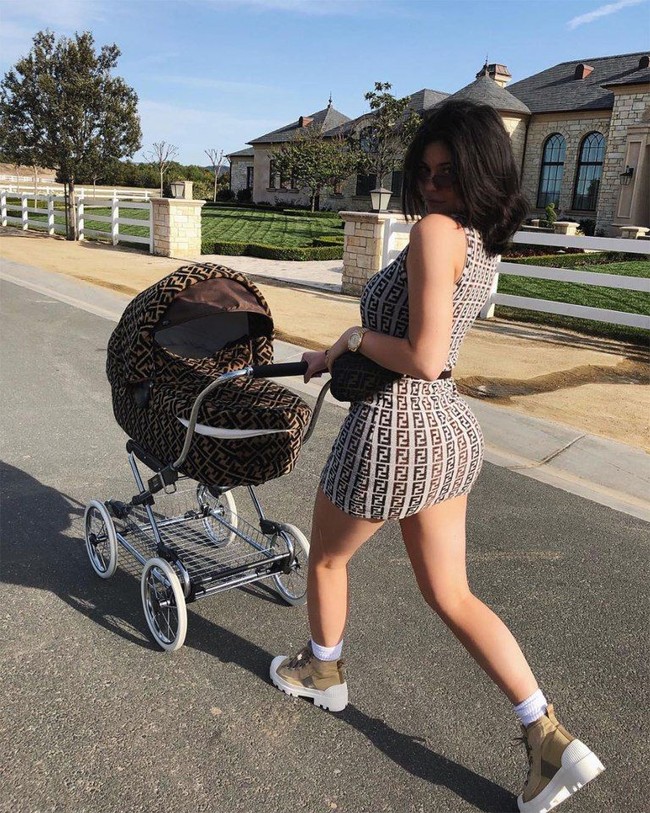 Kylie Jenner menggunakan stroller keluaran Fendi untuk membawa Stormi berjalan-jalan. Stroller high-end ini dijual seharga Rp 177 jutaan. Foto: Instagram