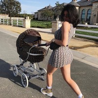 Kylie Jenner menggunakan stroller keluaran Fendi untuk membawa Stormi berjalan-jalan. Stroller high-end ini dijual seharga Rp 177 jutaan. Foto: Instagram