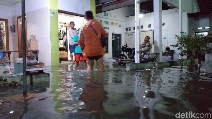 Diguyur Hujan Selama 2 Jam, Satu Wilayah di Sidoarjo Banjir Semeter