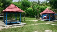 Hembusan angin sepoi, dengan jejeran nyiur melambai disertai suara gelombang juga memberi sensasi tersendiri. Dijamin akan membuat pengunjung betah menghabiskan waktu di tempat ini. (Abdy Febriady/detikTravel)