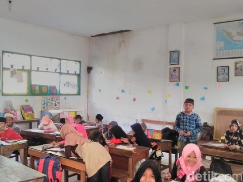 Tak Ada Anggaran, Atap SD di Malang Berlubang Bertahun-tahun