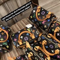 Kim Kardashian belum lama ini membelikan para keponakannya yang masih balita berupa tas mini Louis Vuitton. Ada delapan tas model Speedy Mini Handbags yang ia beli sebagai oleh-oleh dari Jepang. Stormi, True hingga Dream masing-masing mendapatkan tas seharga Rp 15 jutaan tersebut. Foto: Instagram
