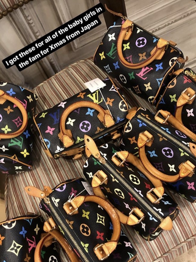 Kim Kardashian belum lama ini membelikan para keponakannya yang masih balita berupa tas mini Louis Vuitton. Ada delapan tas model Speedy Mini Handbags yang ia beli sebagai oleh-oleh dari Jepang. Stormi, True hingga Dream masing-masing mendapatkan tas seharga Rp 15 jutaan tersebut. Foto: Instagram