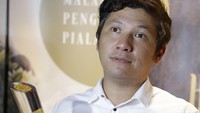 Gading persembahkan penghargaan untuk Gempita. Istimewa/Noel.