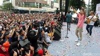 Angka kecelakaan di Jakarta masih cukup tinggi dan sayangnya, rata-rata orang yang terlibat kecelakaan, baik korban maupun pelaku masih diusia produktif, yakni usia 17-35 tahun.