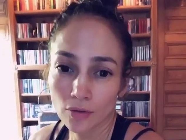 Kabarnya, J.Lo juga sebisa mungkin menghindari alkohol. Rokok juga haram buatnya. (Foto: Instagram/@jlo)