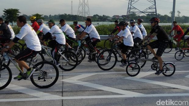 Kok Ada Ratusan Biker Gowes di Tol Paspro? Ini Penjelasannya
