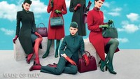 Alitalia Airlines memiliki seragam yang di dominasi warna cerah seperti merah dan hijau serta sarung tangan yang berkebalikan dari seragam. Istimewa/says.com.