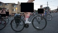 Pesertanya pun ribuan dan tampaknya mereka bahagia mengikuti acara World Naked Bike Ride tersebut. Foto: Getty Images/Natalie Behring
