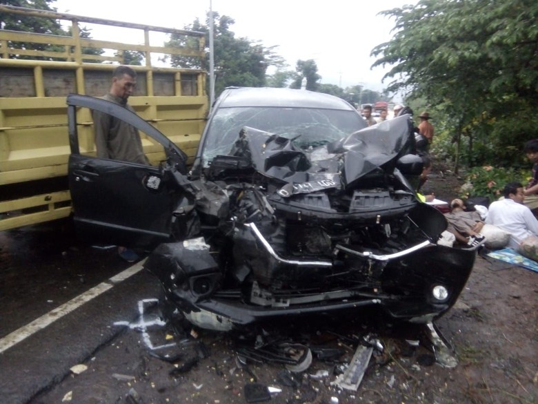 Mobil Ditabrak Truk di Cianjur, Yuki Pas Band Luka Berat