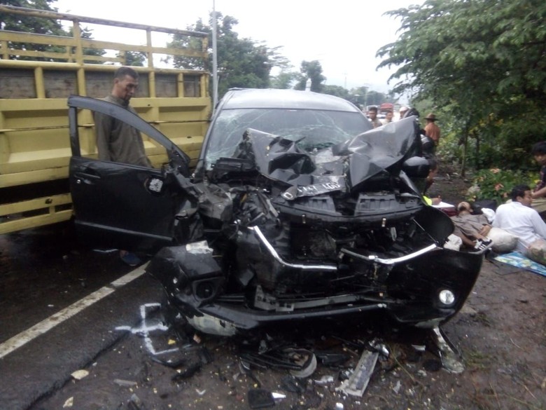 Mobil Ditabrak Truk di Cianjur, Yuki Pas Band Luka Berat Mobil Ditabrak Truk di Cianjur, Yuki Pas Band Luka Berat