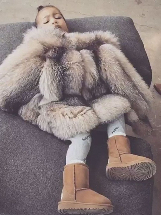 Mengikuti jejak sang ibu, Kim Kardashian, North West juga menyukai barang-barang mewah. Kali ini dia memakai mantel bulu seharga Rp 49 jutaan. Foto: Instagram