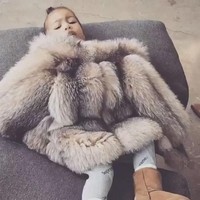 Mengikuti jejak sang ibu, Kim Kardashian, North West juga menyukai barang-barang mewah. Kali ini dia memakai mantel bulu seharga Rp 49 jutaan. Foto: Instagram