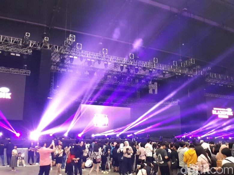 Duh! Jennie Tak Sengaja Tendang Wajah Jisoo saat BLACKPINK Konser di Jakarta Duh! Jennie Tak Sengaja Tendang Wajah Jisoo saat BLACKPINK Konser di Jakarta