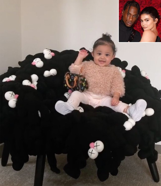 Kylie Jenner sangat memanjakan putri semata wayangnya, Stormi. Ia membelikan kursi bergambar karakter kartun seharga Rp 355 jutaan. Kursi berwarna hitam ini merupakan rancangan desainer Humberto dan Fernando Campana, yang berkolaborasi dengan seniman asal AS, Kaws. Foto: Instagram