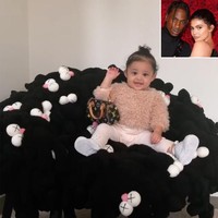 Kylie Jenner sangat memanjakan putri semata wayangnya, Stormi. Ia membelikan kursi bergambar karakter kartun seharga Rp 355 jutaan. Kursi berwarna hitam ini merupakan rancangan desainer Humberto dan Fernando Campana, yang berkolaborasi dengan seniman asal AS, Kaws. Foto: Instagram