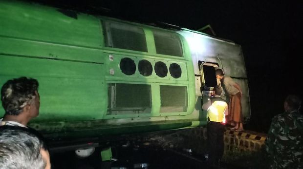 Bus Restu Tabrak Jembatan Lalu Terguling di Madiun 