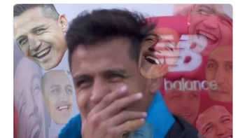 Kalau yang ini meme balasan dari fans MU. Isinya kira-kira berbunyi, mohon maaf, cuma mau mengingatkan kalau di awal Februari nanti Arsenal dan Chelsea akan menyambangi markas tim tangguh Manchester City. (Foto: Internet/Twitter)