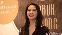 Pulasan make up dan dress menawan bikin ia jadi perhatian. Istimewa/Noel.