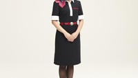 Seragam Japan Airlines dibuat sesederhana mungkin dan juga terlihat mewah dengan ditambah syal yang melingkar. Istimewa/says.com.