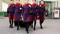 Slogan Thai Airways, Smooth as silk atau lembut bagaikan sutra digambarkan melalui seragam mereka yang halus. Para wanita juga diharuskan mengenakan bunga ungu segar di kerahnya. Istimewa/says.com.