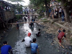 Sosok Keluarga Pembuang Uang Jutaan Rupiah di Sungai Indramayu