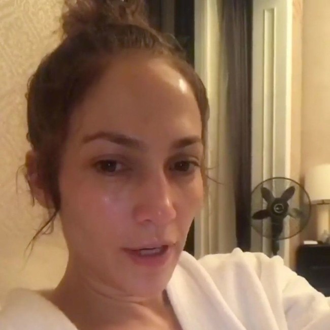 Jennifer Lopez yang akan berusia 50 tahun pada Juli 2019 ini kerap mengunggah foto dirinya tidak menggunakan makeup ke akun media sosialnya. Mantan juri American Idol itu sama sekali tidak takut tampil memperlihatkan wajah aslinya yang berbeda dibandingkan dia berada di depan kamera dengan full makeup. Foto: Instagram/@jlo
