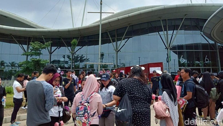 Foto: BLINK menunggu BLACKPINK / Dinda Islami Foto: BLINK menunggu BLACKPINK / Dinda Islami