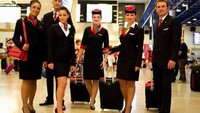 Air Malta adalah salah satu maskapai penerbangan terkecil di dunia, tetapi dianggap memiliki salah satu seragam paling bergaya. Syal dan dasi warna-warni mereka dimaksudkan untuk mencerminkan keindahan Kepulauan Maldives. Istimewa/says.com.