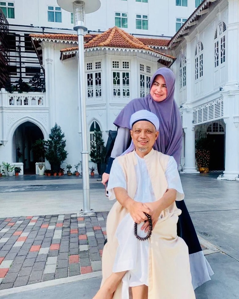 Sudah Keluar RS, Ustaz Arifin Ilham Berjemur Ditemani Istri Sudah Keluar RS, Ustaz Arifin Ilham Berjemur Ditemani Istri