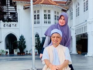 Sudah Keluar RS, Ustaz Arifin Ilham Berjemur Ditemani Istri