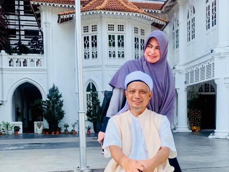 Foto: Ustaz Arifin Ilham ditemani istri (Instagram @yuni_syahla_aceh) Foto: Ustaz Arifin Ilham ditemani istri (Instagram @yuni_syahla_aceh)