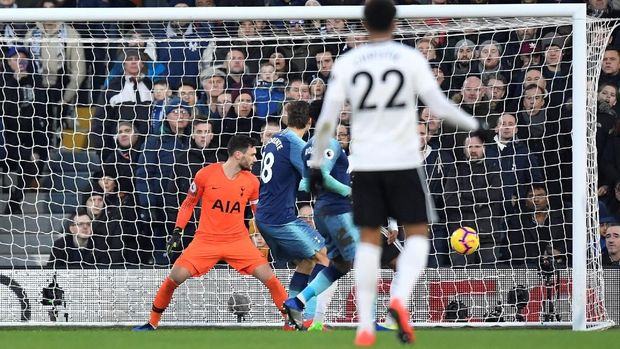 Tottenham Hotspur sempat kebobolan lebih dahulu karena gol bunuh diri Fernando Llorente. (