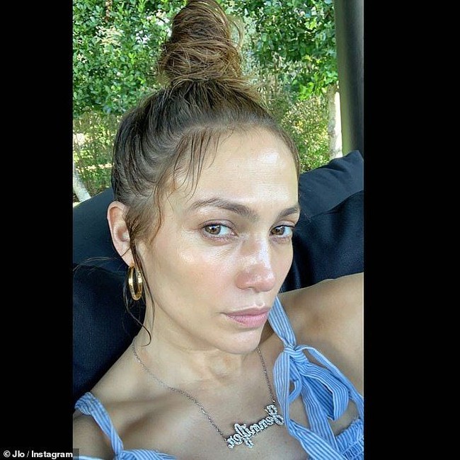 Jennifer Lopez kembali jadi perbincangan hangat setelah mengunggah foto dirinya dalam kondisi tanpa makeup, Jumat (18/1/2018). Pada foto selfie yang diunggahnya ke Instagram itu, J-Lo tampak glowing dengan wajah tanpa makeupnya. Foto: Instagram/@jlo