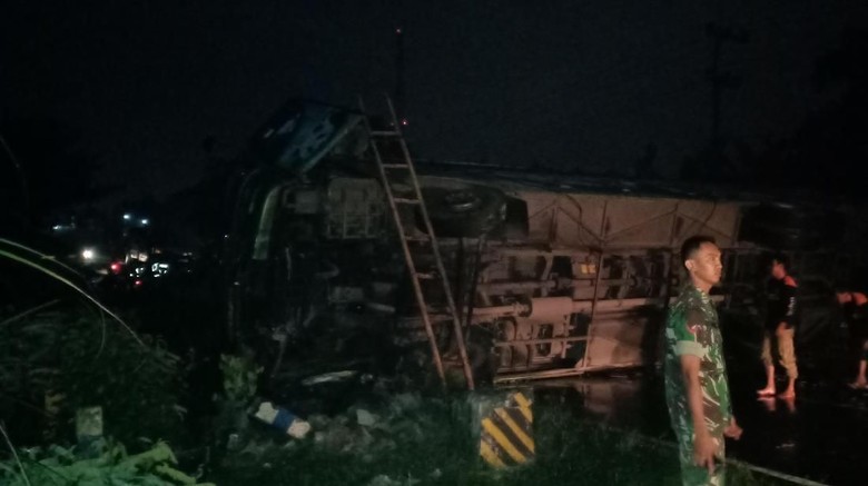 Bus Restu Tabrak Jembatan Lalu Terguling di Madiun Bus Restu Tabrak Jembatan Lalu Terguling di Madiun