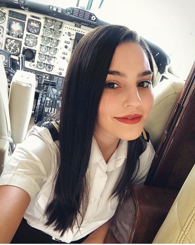 Ana Paula Cespedes mencuri atensi setelah disebut banyak netizen sebagai pilot terseksi di dunia. Penampilannya yang seperti model ini pun membuat dirinya jadi perbincangan online. Foto: Dok. Instagram @anapaulacespedes