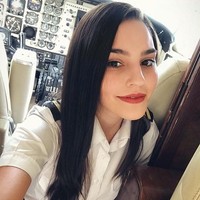 Ana Paula Cespedes mencuri atensi setelah disebut banyak netizen sebagai pilot terseksi di dunia. Penampilannya yang seperti model ini pun membuat dirinya jadi perbincangan online. Foto: Dok. Instagram @anapaulacespedes