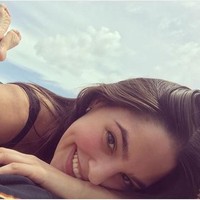 “Terbang adalah cara terbaik untuk merasakan kedamaian. Ini cara yang bagus untuk meninggalkan segala sesuatu yang membuatmu khawatir dan membebaskanmu dengan cara yang luar biasa,” imbuhnya. Foto: Dok. Instagram @anapaulacespedes