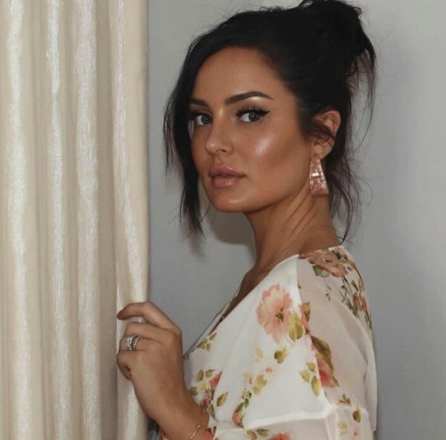 Kembali ke keluarganya yang berada di kota kecil, ternyata tidak juga membuat Chloe bahagia. Dia mulai menulis blog dan sedikit demi sedikit banyak yang membacanya. Foto: Instagram/@chloemorello