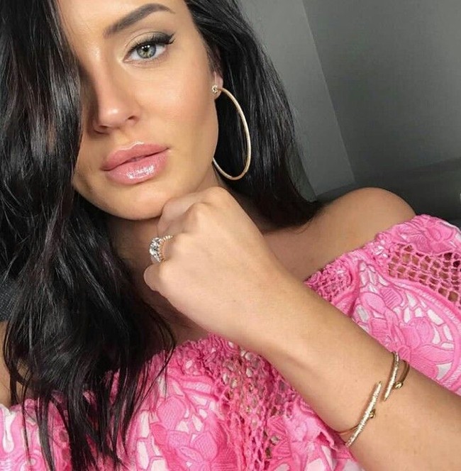 Wanita 28 tahun itu kembali pindah ke kota. Dia menemukan pekerjaan di krematorium, tempat kremasi atau pembakaran jenazah. Di sana Chloe mendesain plakat. Foto: Instagram/@chloemorello