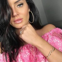 Wanita 28 tahun itu kembali pindah ke kota. Dia menemukan pekerjaan di krematorium, tempat kremasi atau pembakaran jenazah. Di sana Chloe mendesain plakat. Foto: Instagram/@chloemorello