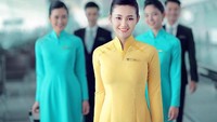 Awak kabin Vietnam Airlines mengenakan áo dài, kostum nasional Vietnam. Para kru di kelas bisnis mengenakan áo dài kuning sedangkan yang di kelas ekonomi memakai áo dài biru. Istimewa/says.com.