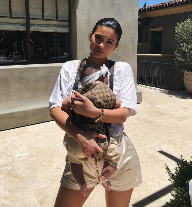 Gendongan bayi keluaran Gucci yang dipakai Kylie Jenner untuk menggendong Stormi ini harganya cukup fantastis. Gucci Carrier dengan logo monogram GG terbuat dari kanvas dan dijual Rp 5,6 jutaan. Foto: Instagram